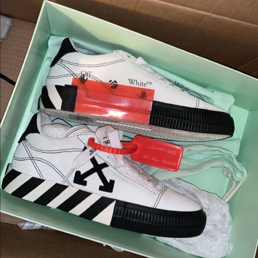 Off-white vulcanized Sneaker
